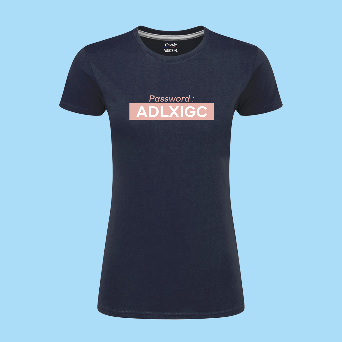 Détail de l'impression artisanale sur le t-shirt Overly Equestrian, mettant en avant la qualité et le savoir-faire de notre atelier en Picardie.