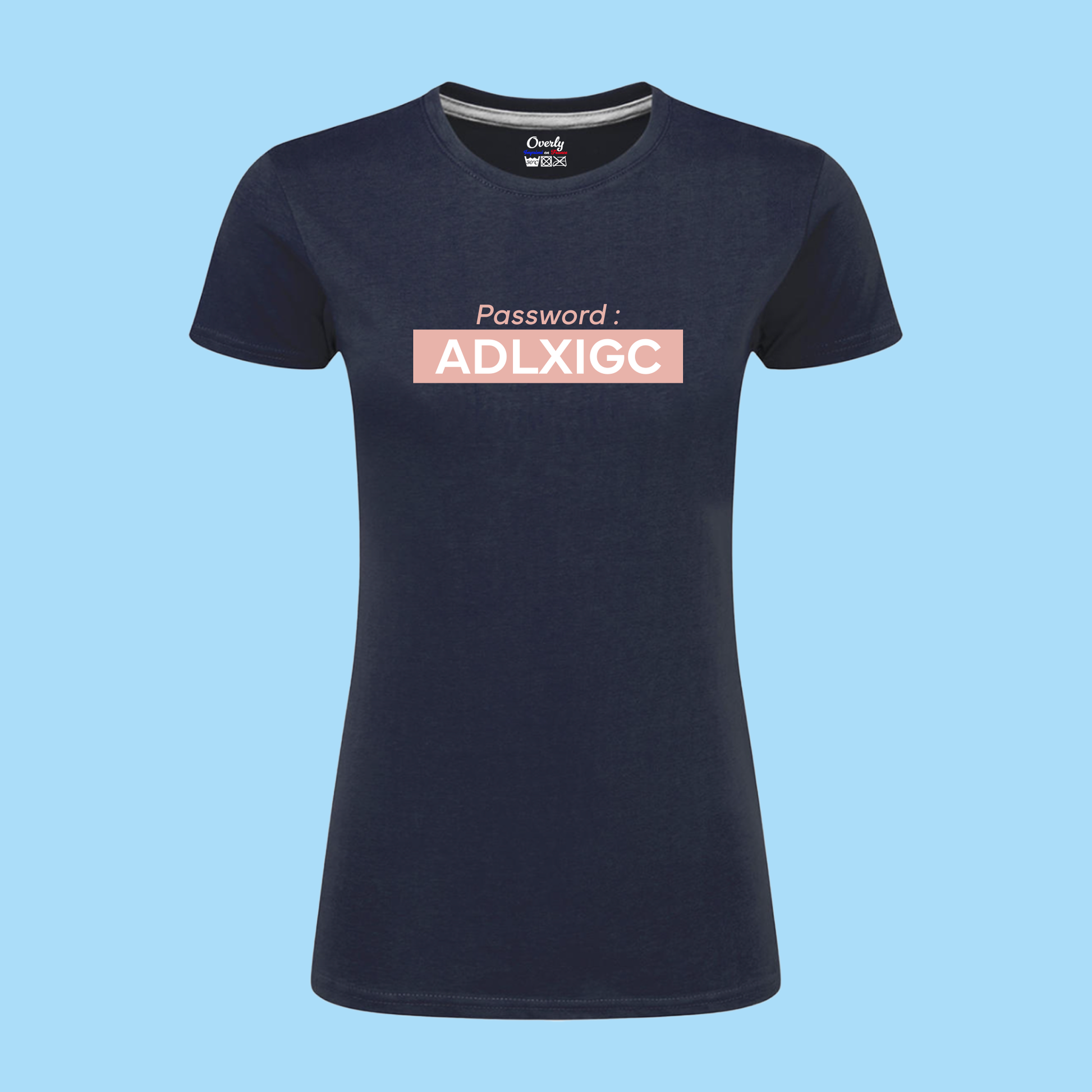 Détail de l'impression artisanale sur le t-shirt Overly Equestrian, mettant en avant la qualité et le savoir-faire de notre atelier en Picardie.